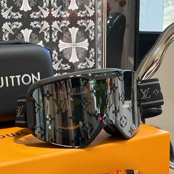 Louis Vuitton Ski Goggles with Monogram - Picture 2 of 6
